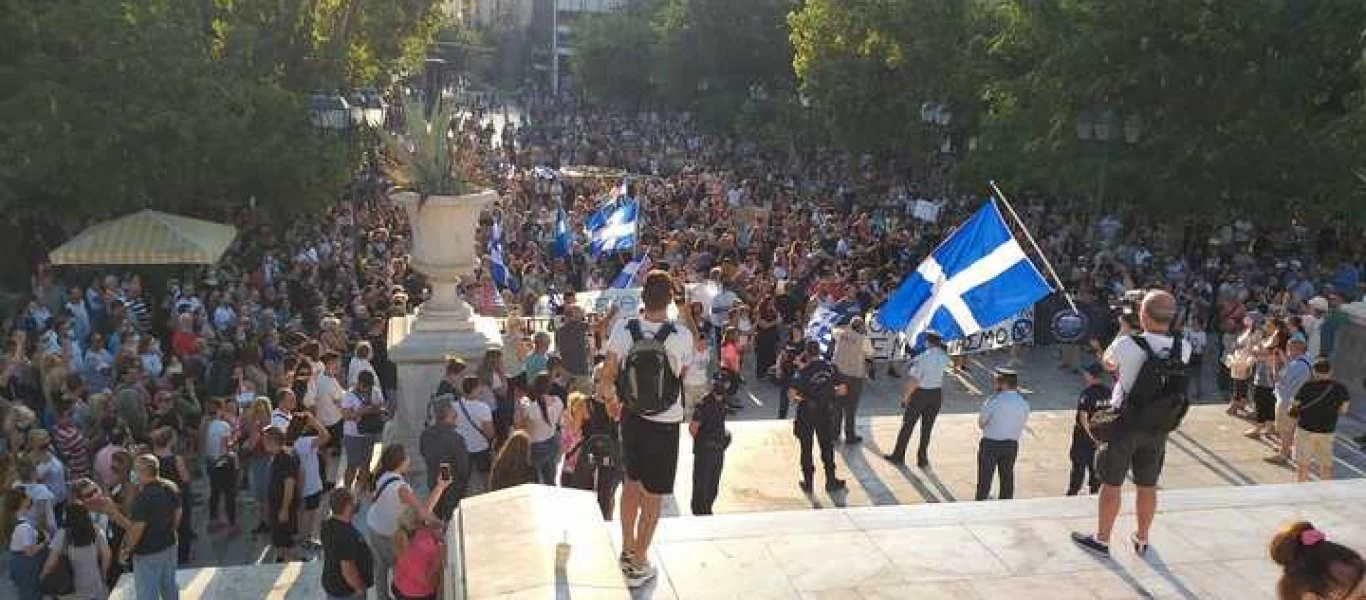 Μεγαλειώδης συγκέντρωση κατά του υποχρεωτικού εμβολιασμού στο Σύνταγμα με πάνω από 15.000 πολίτες υπό 40° C!